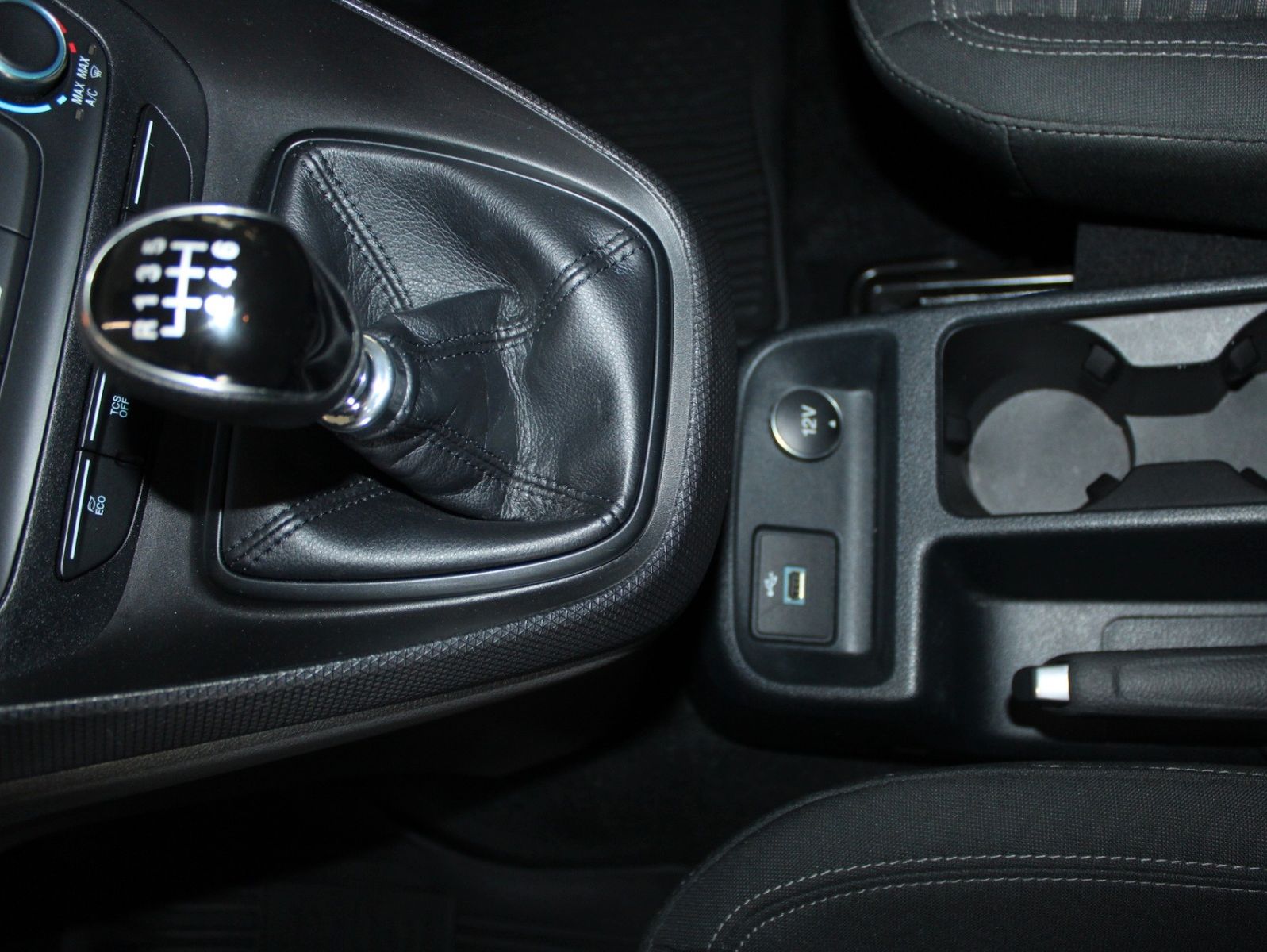 Fahrzeugabbildung Ford Transit Connect L2 Rollstuhlrampe Heckausschnitt