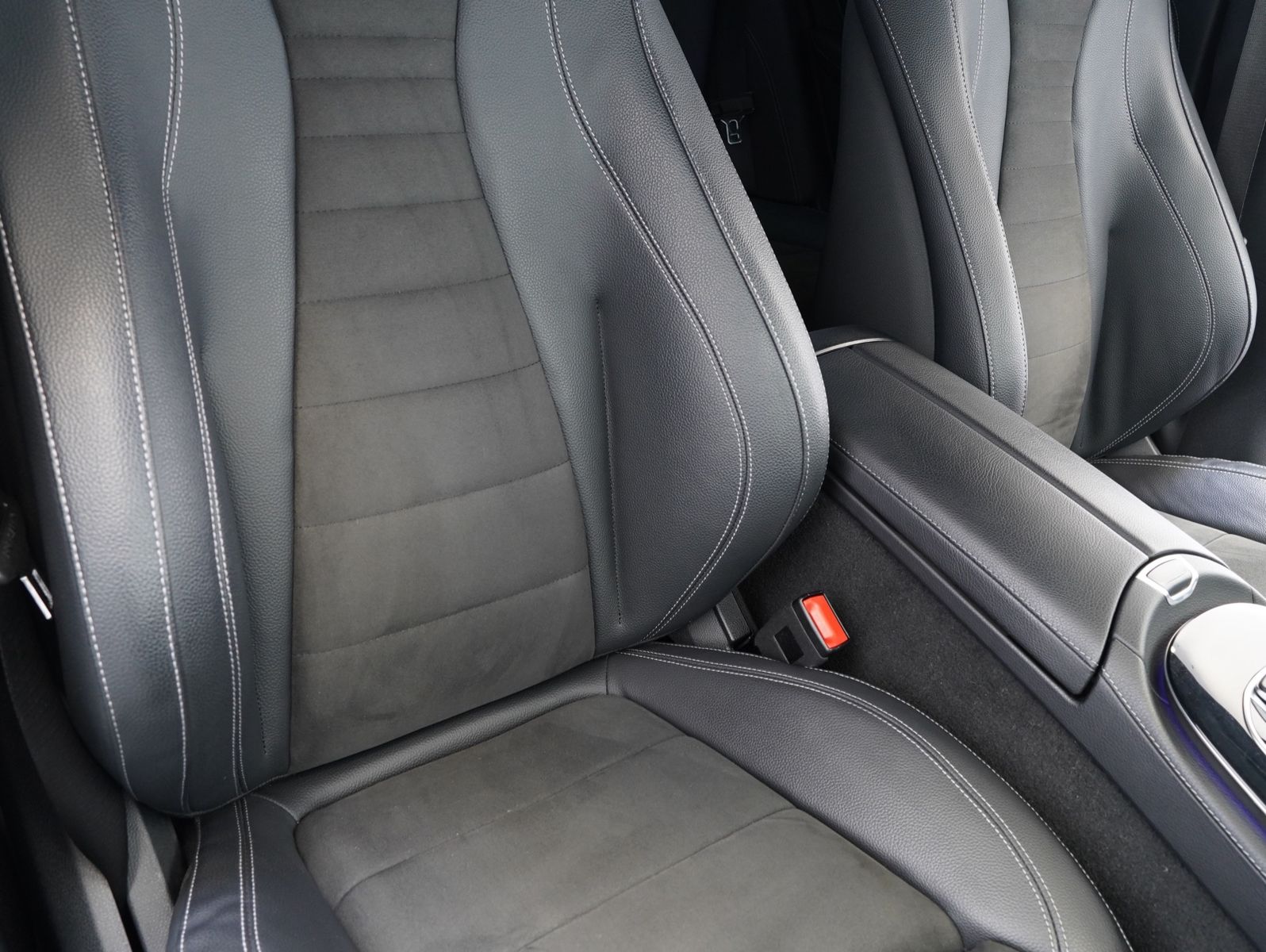 Fahrzeugabbildung Mercedes-Benz E 300 de T 4Matic AMG Line DISTRONIC/BURMESTER