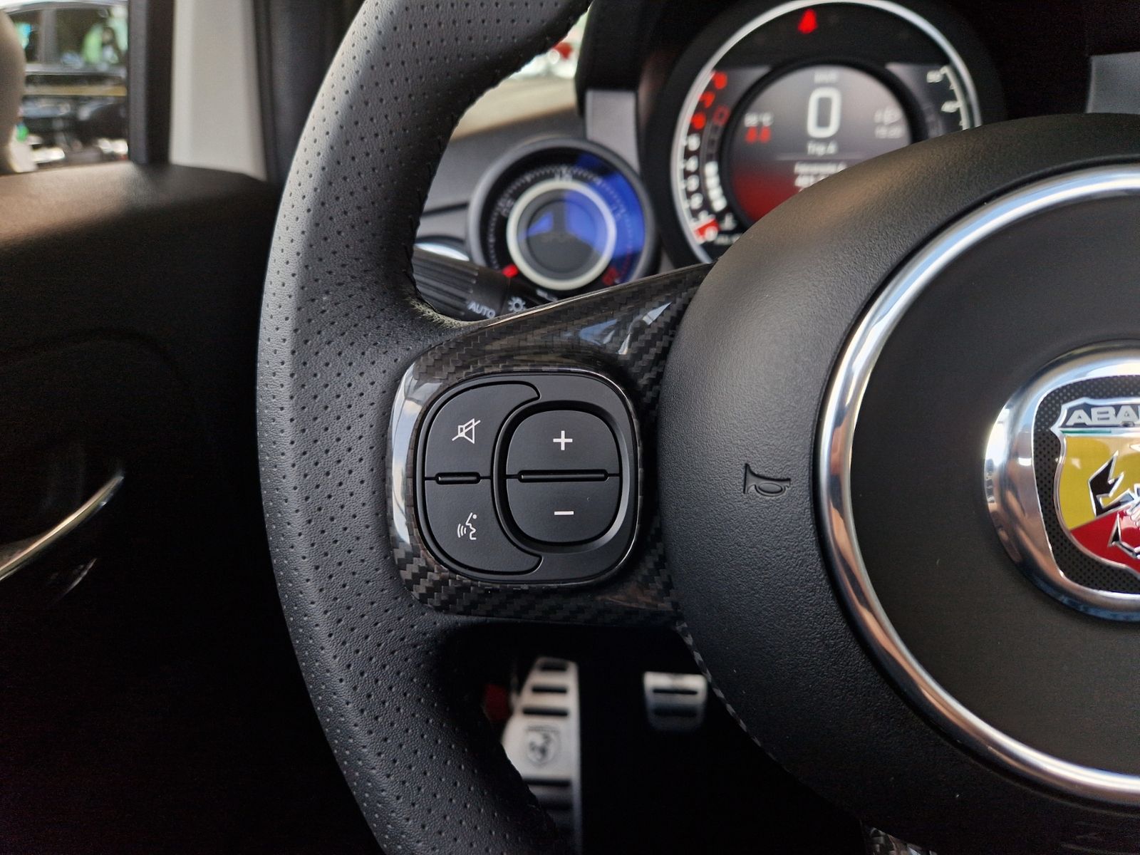 Fahrzeugabbildung Abarth 695C Turismo BEATS NAVI LEDER
