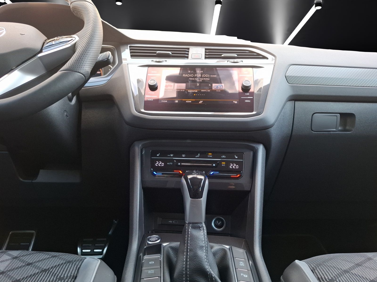 Fahrzeugabbildung Volkswagen Tiguan TSI R-Line DSG 4M STH Matrix AHK Navi Pan