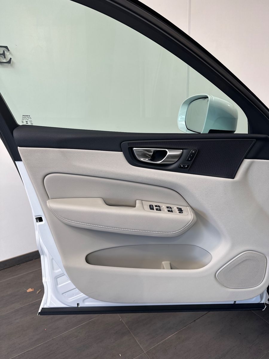 Fahrzeugabbildung Volvo XC60 T6 AWD Recharge Core NAV+LED+PANO+AHK+STHZG