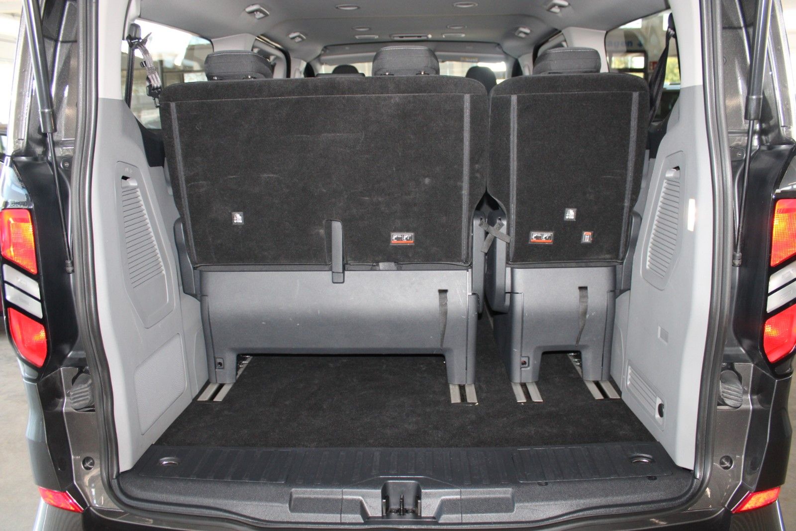 Fahrzeugabbildung Ford Tourneo Custom L2 8-Sitzer Titanium AHK LED ACC