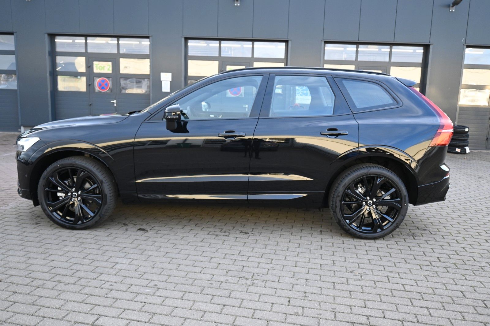 Fahrzeugabbildung Volvo XC60 B5 AWD Plus Black Edition*H&K*360°*ACC*AHK