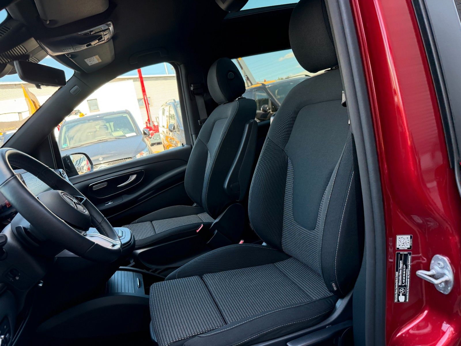 Fahrzeugabbildung Mercedes-Benz V 300 d STYLE AMG 4MATIC AIRMATIC DISTRONIC Pano