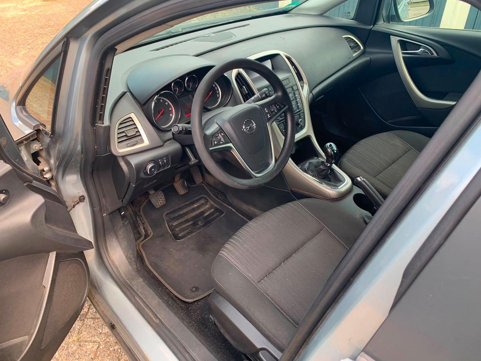 Opel Astra 2011 — photo 8