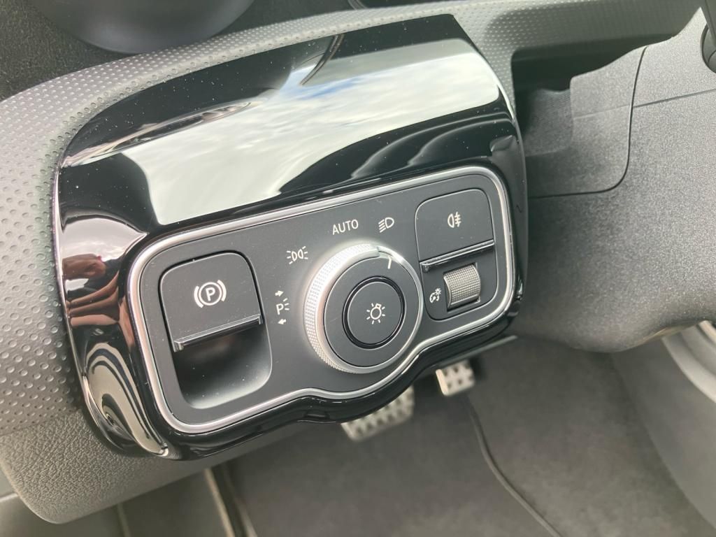 Fahrzeugabbildung Mercedes-Benz A 200 AMG*AHK*DISTR*KAMERA*KEYLESS*NAVI*LED