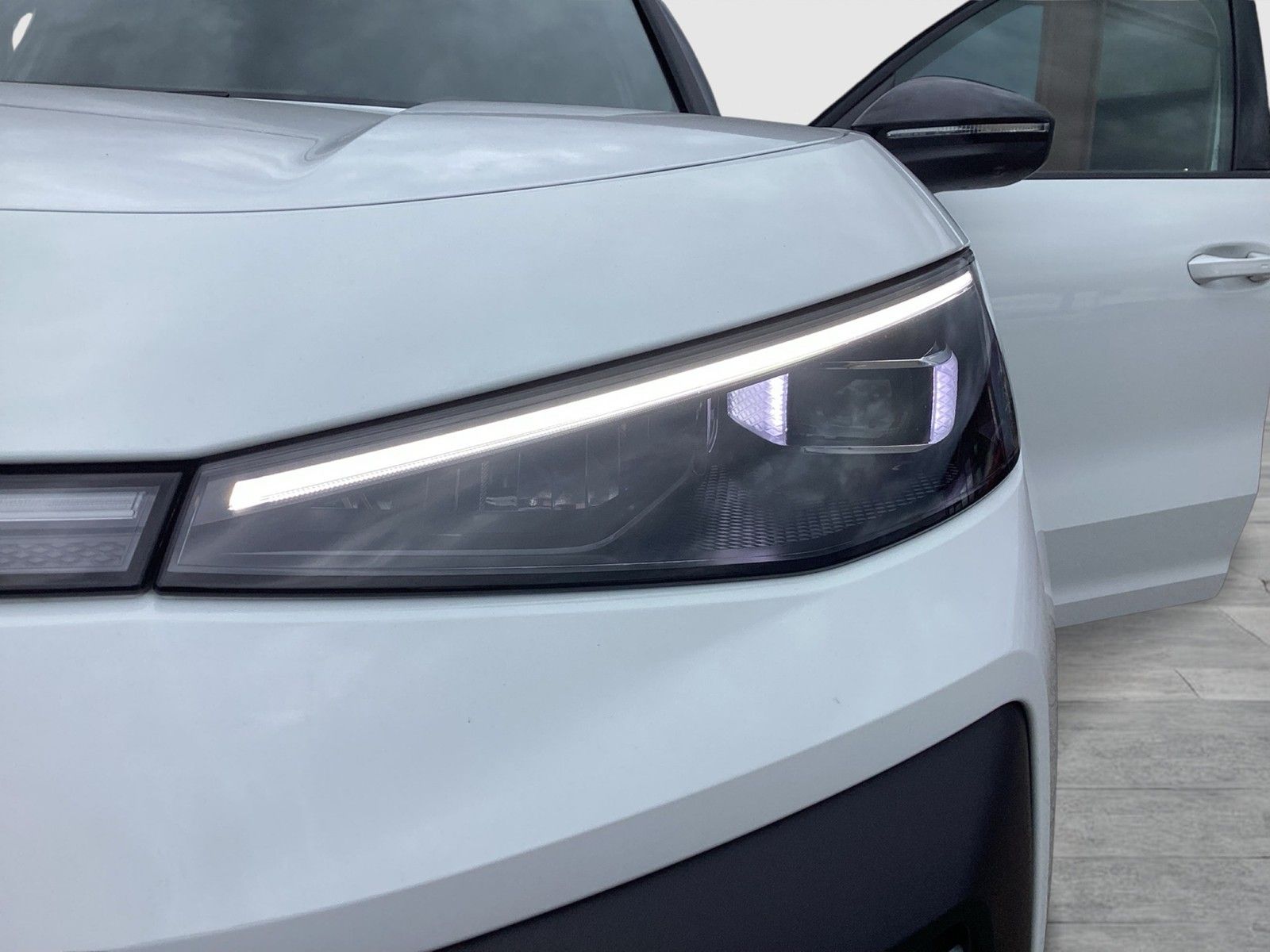 Fahrzeugabbildung Volkswagen T-Roc eTSI Style DSG Matrix AHK Navi AID HUD ACC