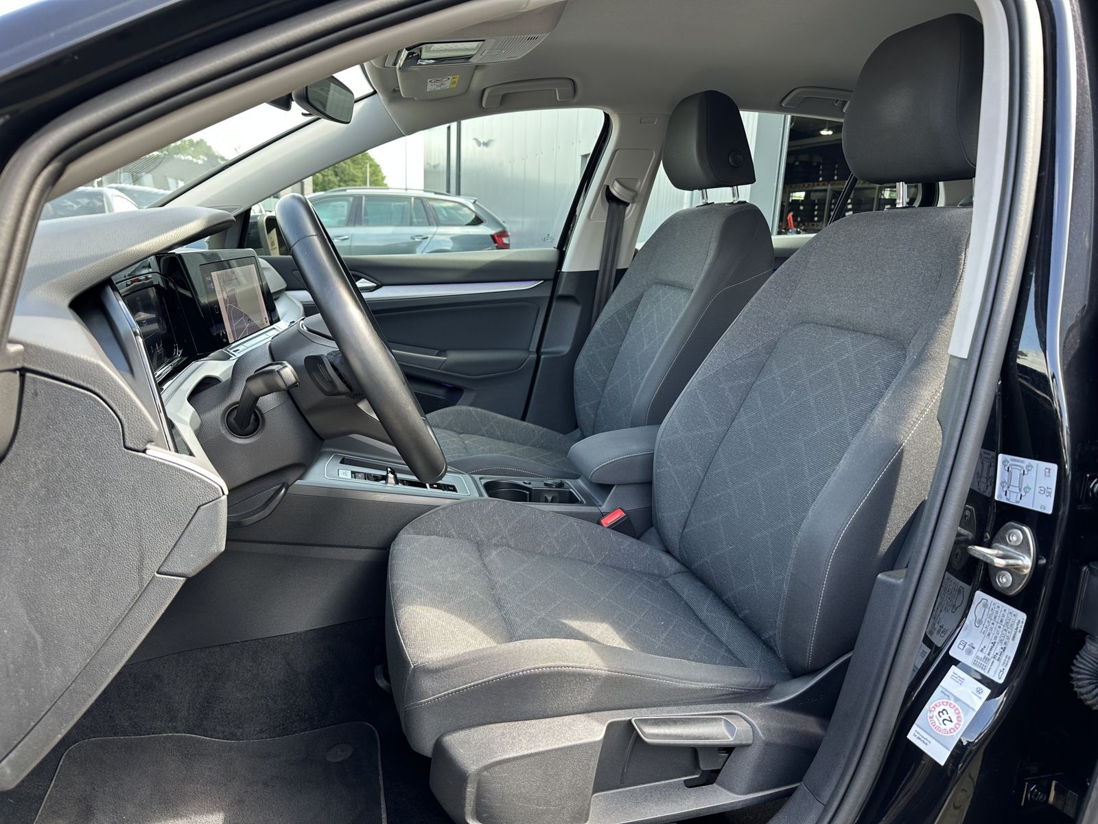 Fahrzeugabbildung Volkswagen Golf VIII 2.0 TDI DSG Life NAV+LED+ACC+17ZOLL+PP