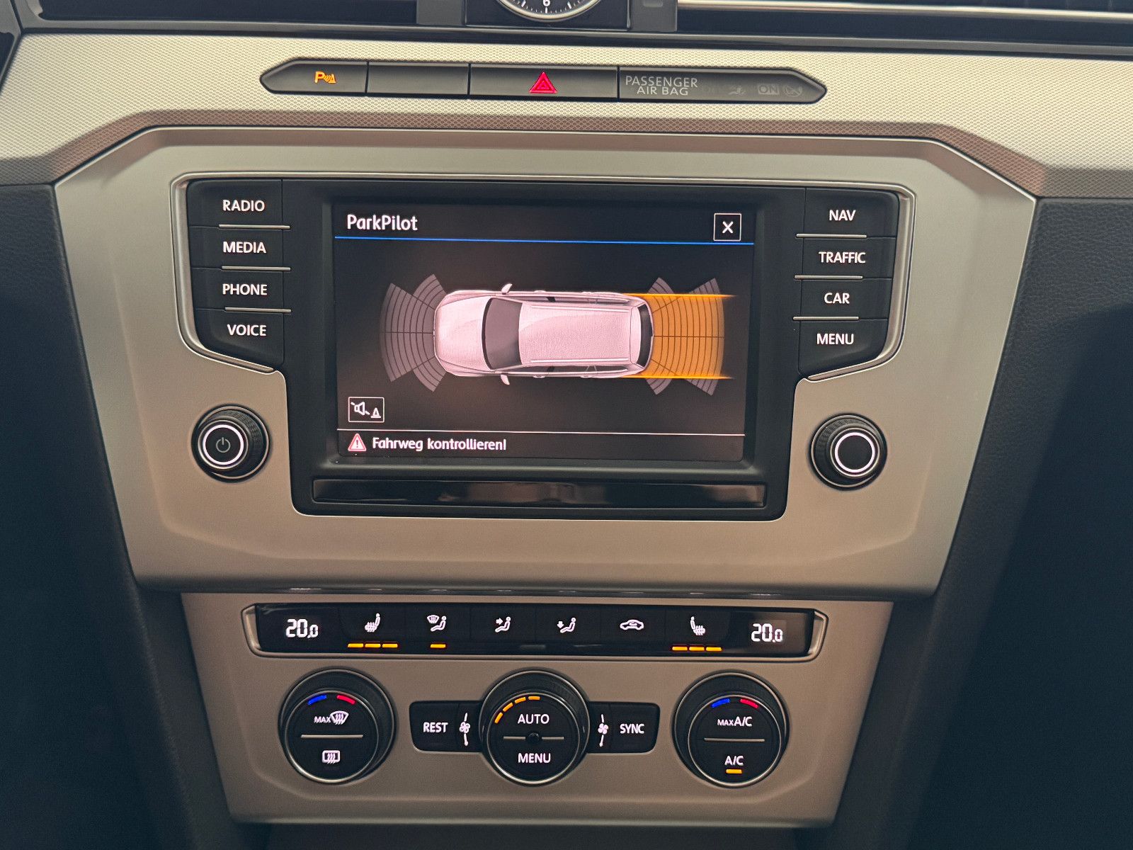 Fahrzeugabbildung Volkswagen Passat 2.0 TDI DSG COMFORTLINE NAVI LED AHK ACC