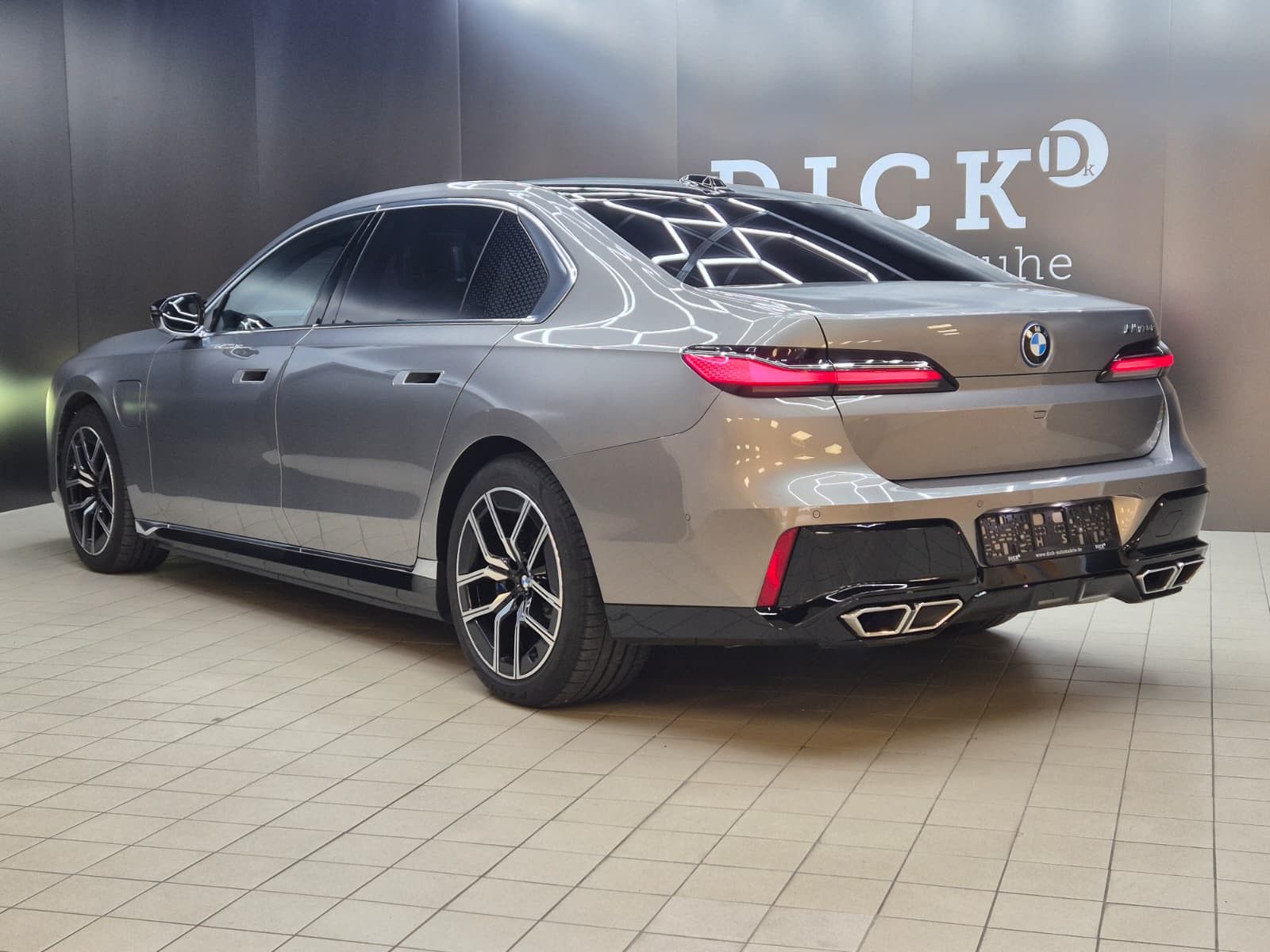 Fahrzeugabbildung BMW M760 e xD M PAKET+PANO+HEAD+SOFT+MEMO+B&W+360°+