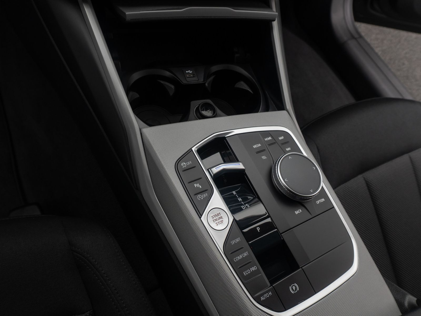 Fahrzeugabbildung BMW 318i GeschwindigReg DAB CockpitPlus PDC LED 17"