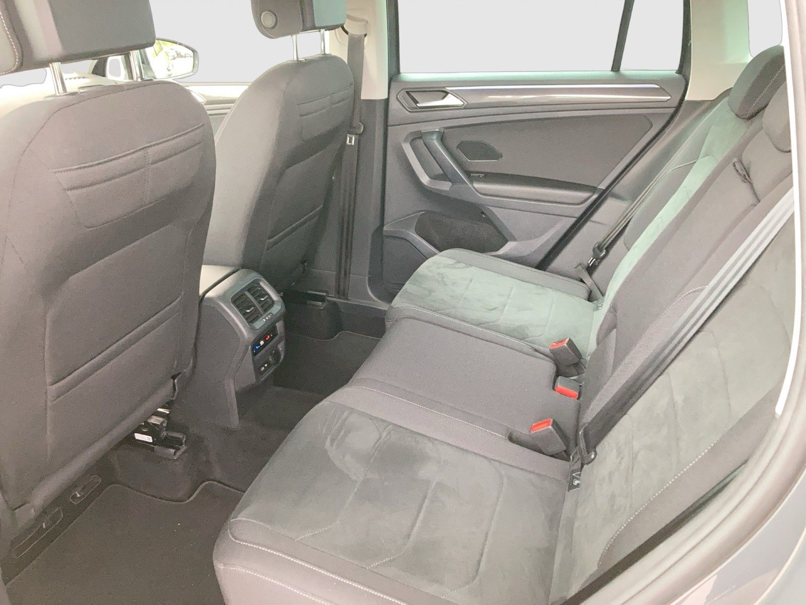 Fahrzeugabbildung Volkswagen Tiguan TSI Elegance 4M DSG Matrix Navi ACC STH A