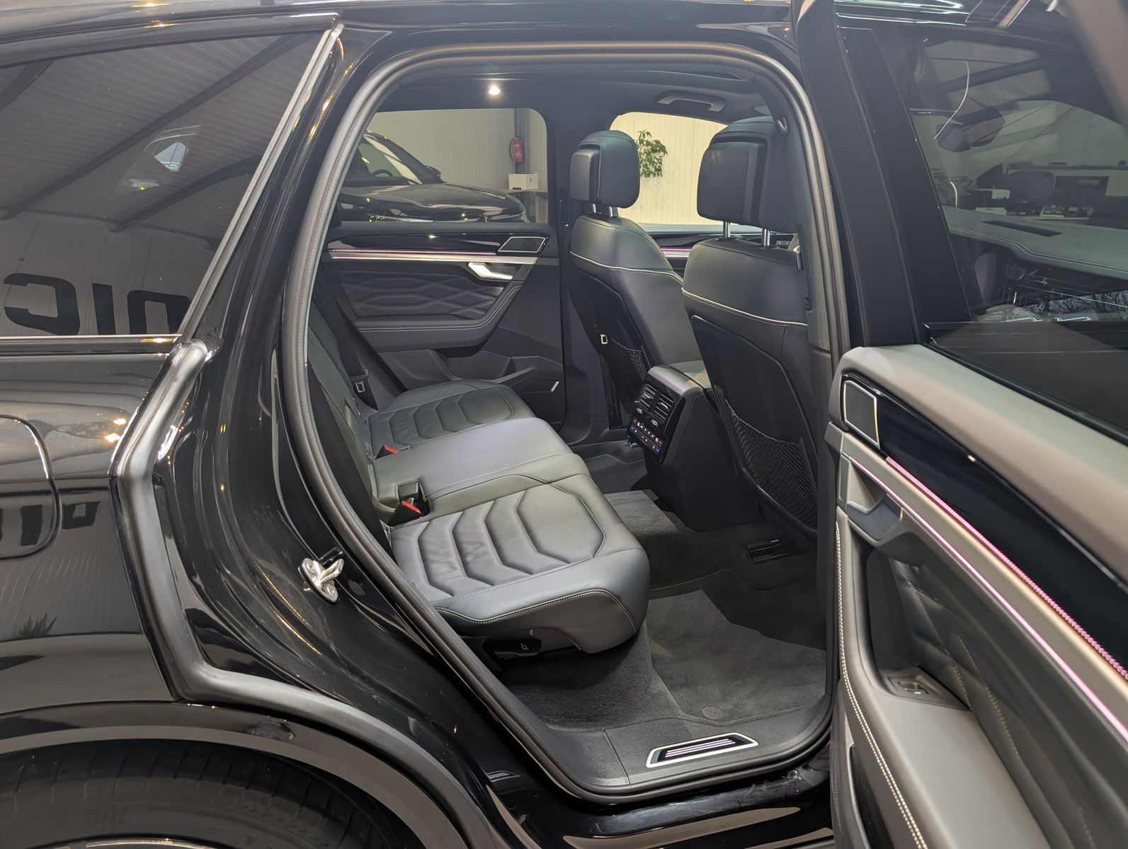 Fahrzeugabbildung Volkswagen Touareg 3.0TDI 4M R-Line VOLL Black 22" UPE 114T