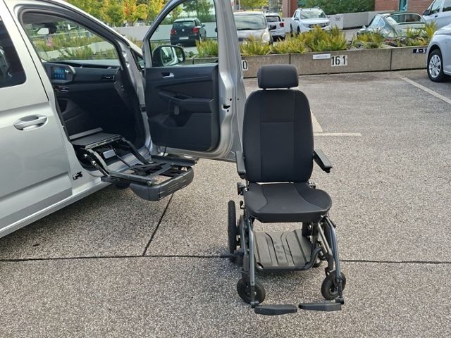Fahrzeugabbildung Volkswagen Caddy Life Maxi Rollstuhlrampe & Schwenksitz