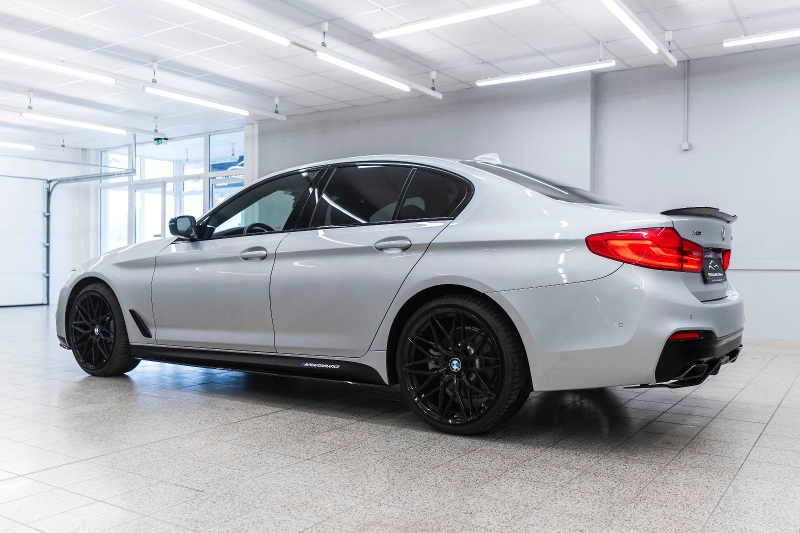 Fahrzeugabbildung BMW 530i xDrive M-Performance HUD LED KAM TOTW NAV