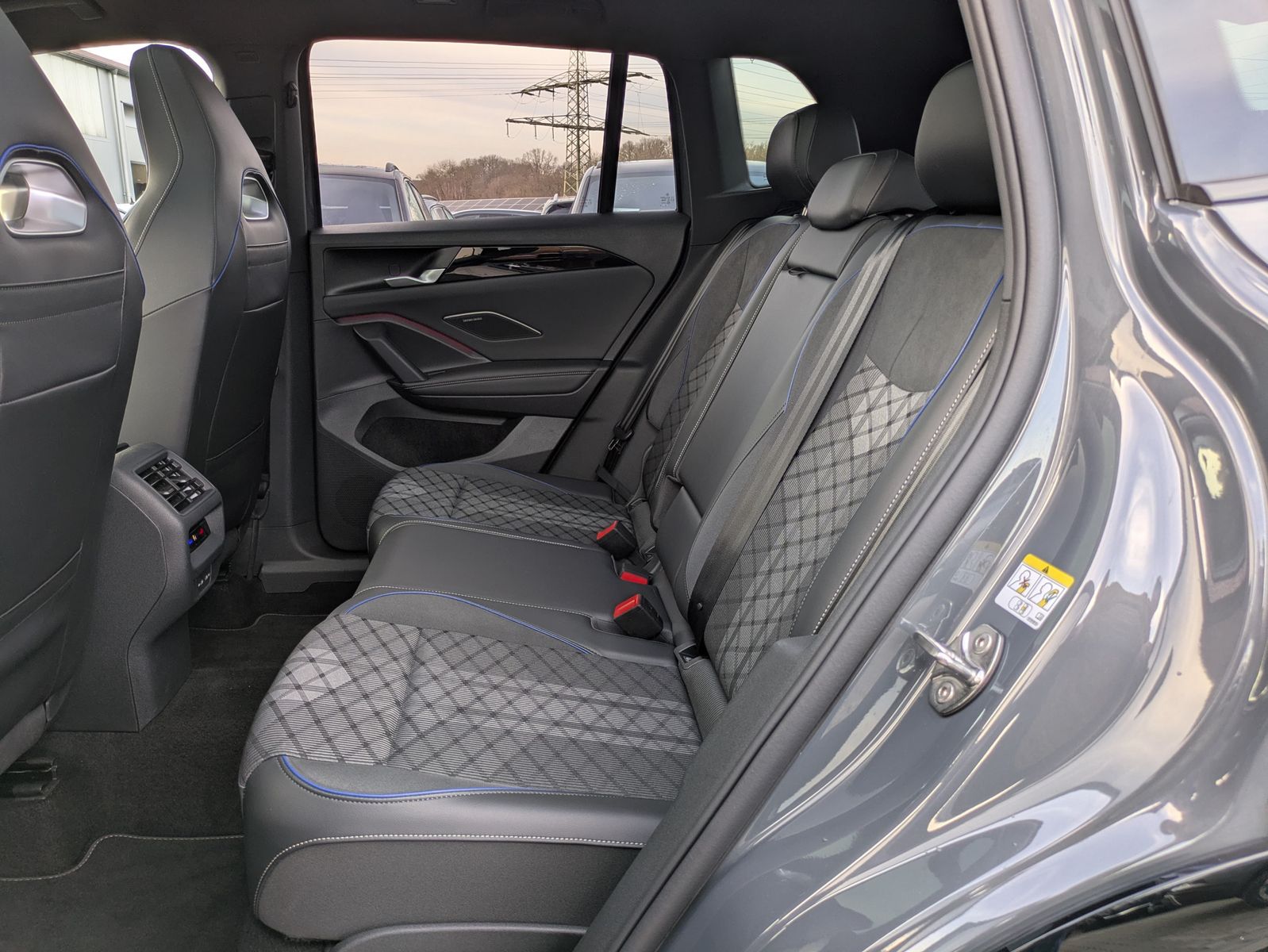 Fahrzeugabbildung Volkswagen Tiguan 2.0 TDI 4M R-Line BLACK*PAN*HK*AHK*MATRIX