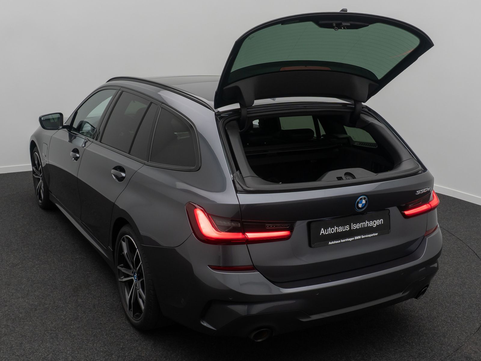 Fahrzeugabbildung BMW 330e M Sport Laser DAB HUD 360° Panorama AHK 19"