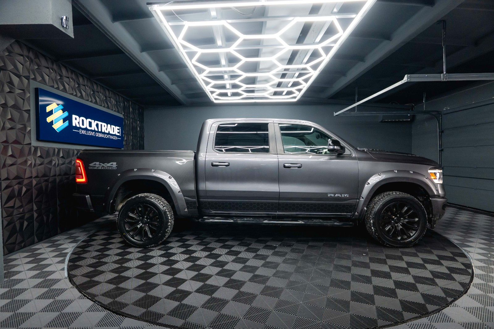 Fahrzeugabbildung Dodge RAM 5.7 V8 HEMI 4x4 LARAMIE Offroad AxleLock 19%