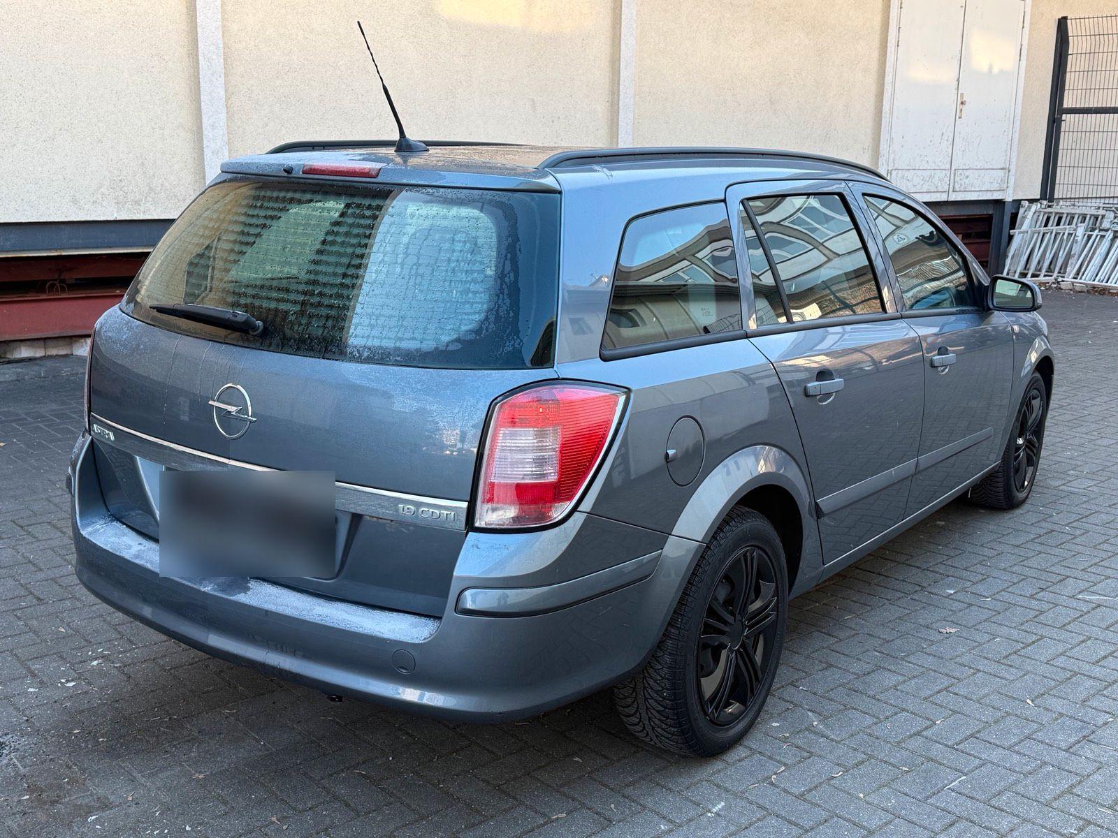 Opel Astra 2007 — rear view