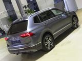 Volkswagen Tiguan Allspace 2.0 TDI SCR 4Mot DSG7 HIGHL AHK - graue Volkswagen Tiguan Allspace