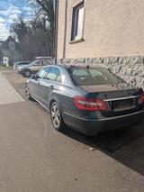 Mercedes-Benz 250 - schwarze Mercedes-Benz 250