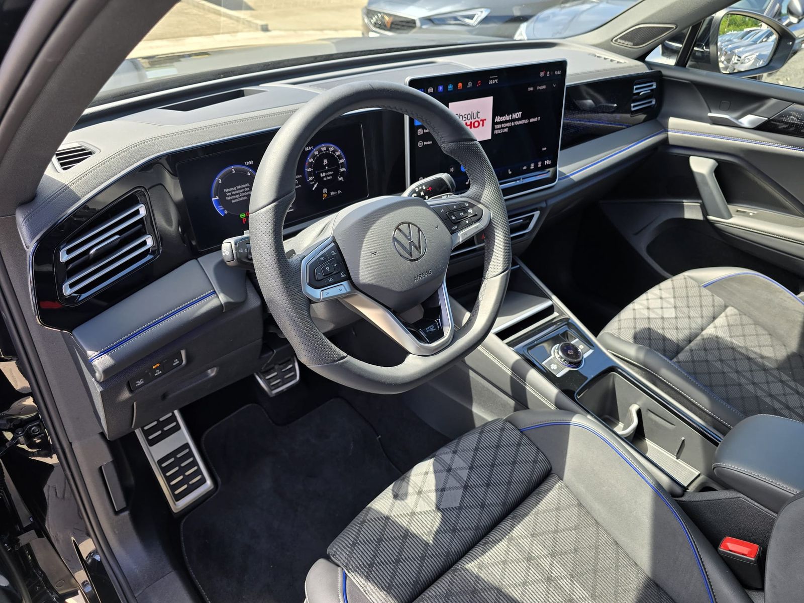 Fahrzeugabbildung Volkswagen Tiguan 2.0 TDI 4M R-Line PANO*H&K*AHK*MATRIX*20"