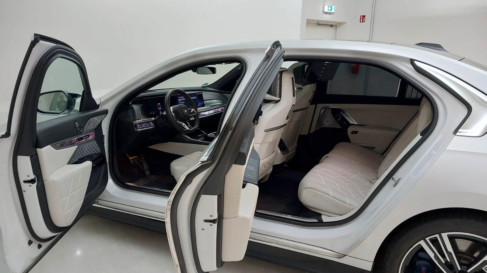 Fahrzeugabbildung BMW M760 e xDrive M-SPORT|TV|B&W|SKY-LOUNGE|MEGAVOLL
