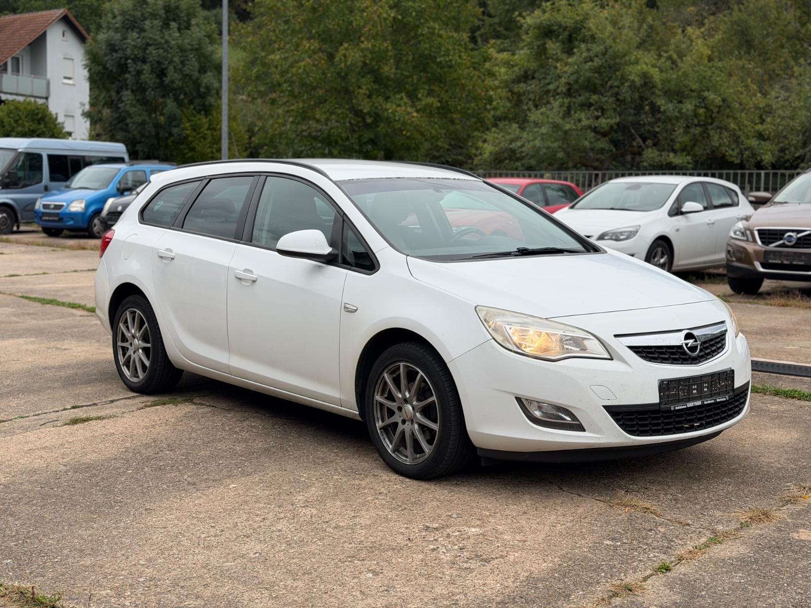 Opel Astra 2011 — вигляд ззаду