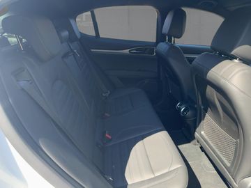 Alfa-Romeo Stelvio - 12