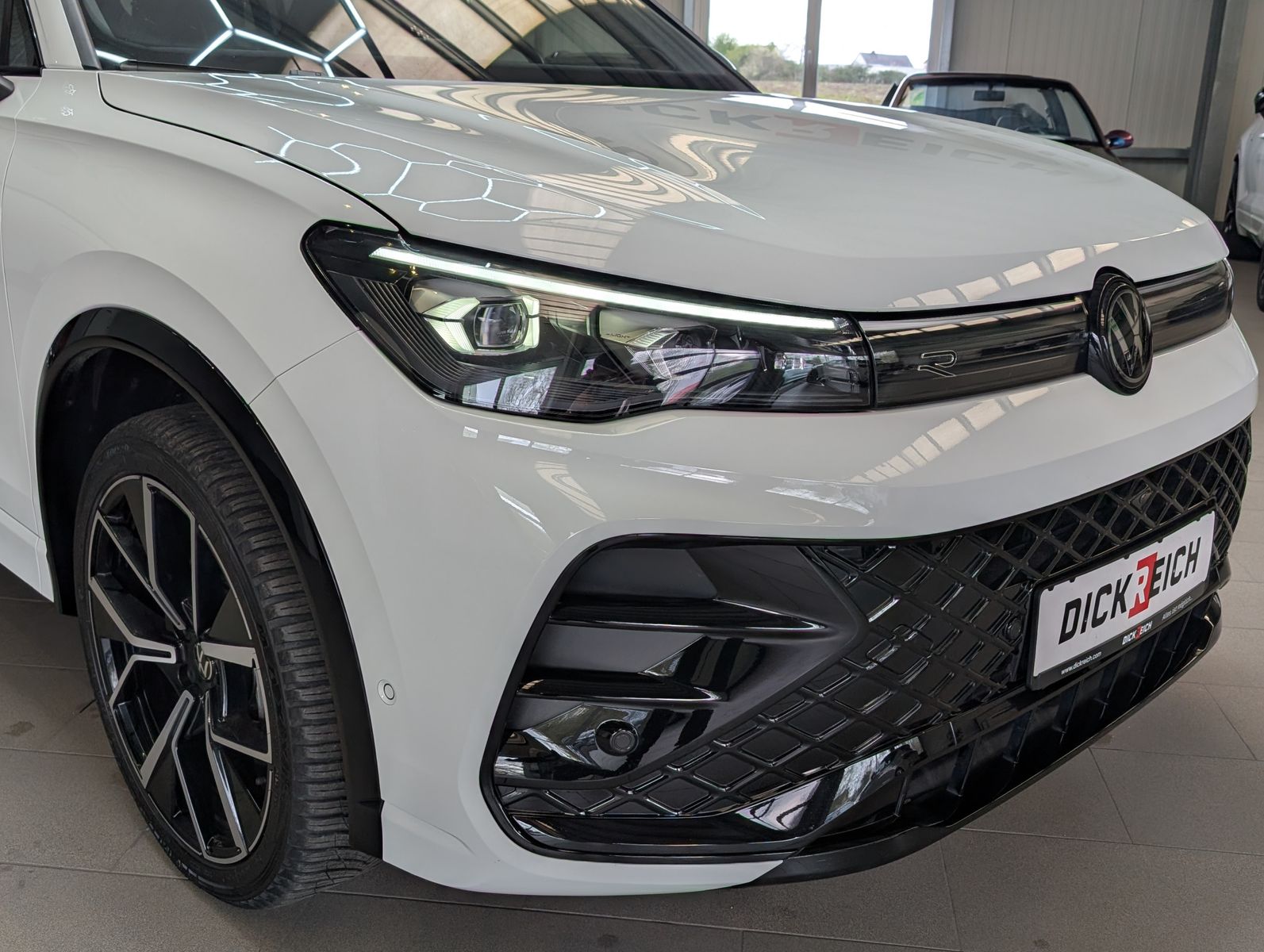 Fahrzeugabbildung Volkswagen Tiguan 2.0TDI R-Line 4M Pano Black AHK Matrix 20