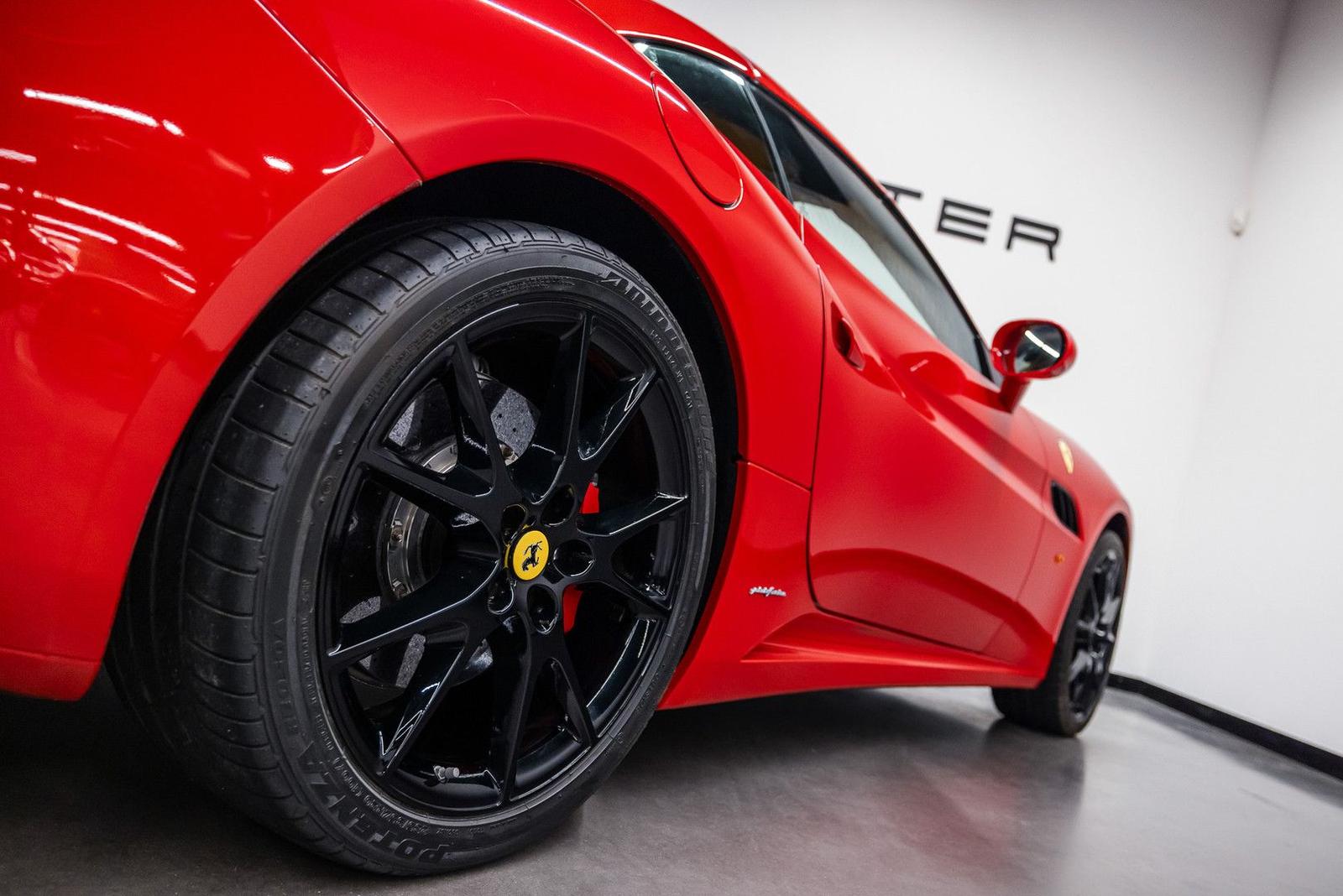 Ferrari California 30 4.3 V8 490 ch • Boîte F1 double embrayage • 29 600 km • Rouge / cuir beige