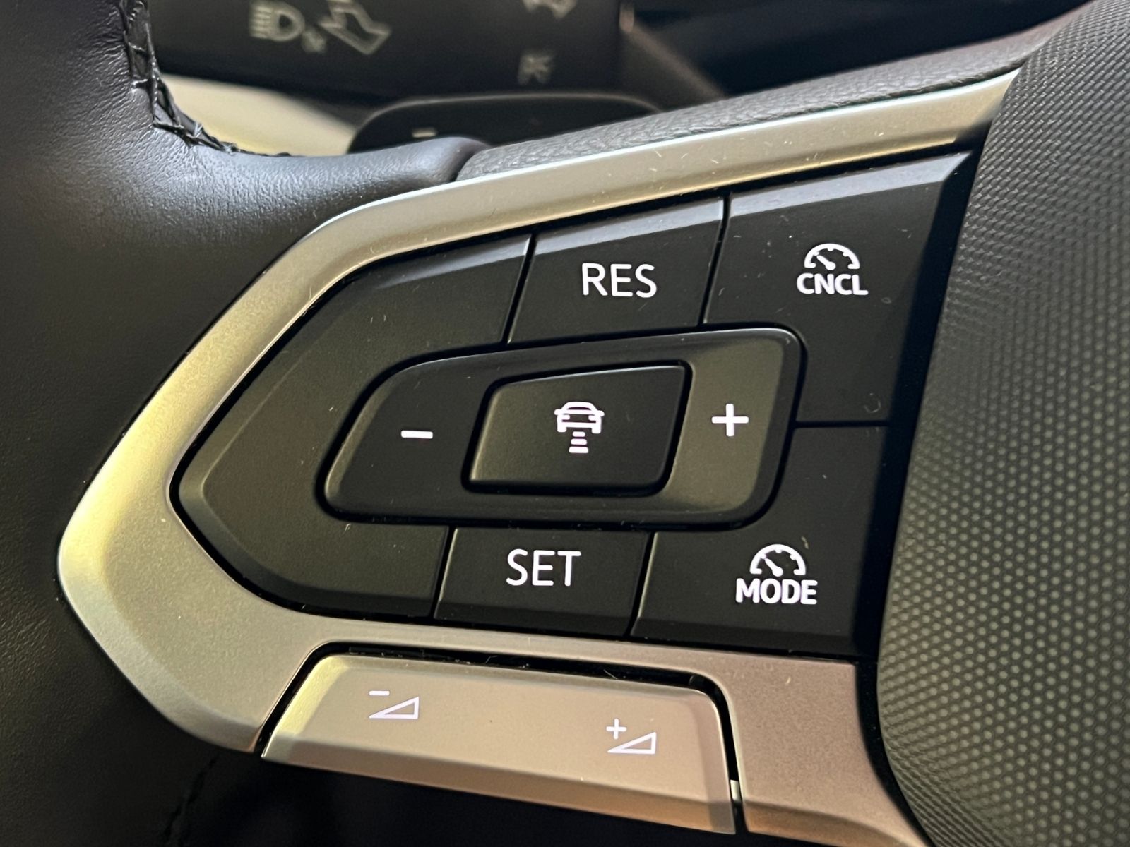 Fahrzeugabbildung Volkswagen Multivan T7 Style 2.0 TDI DSG *AHK, IQ.Light, Pa