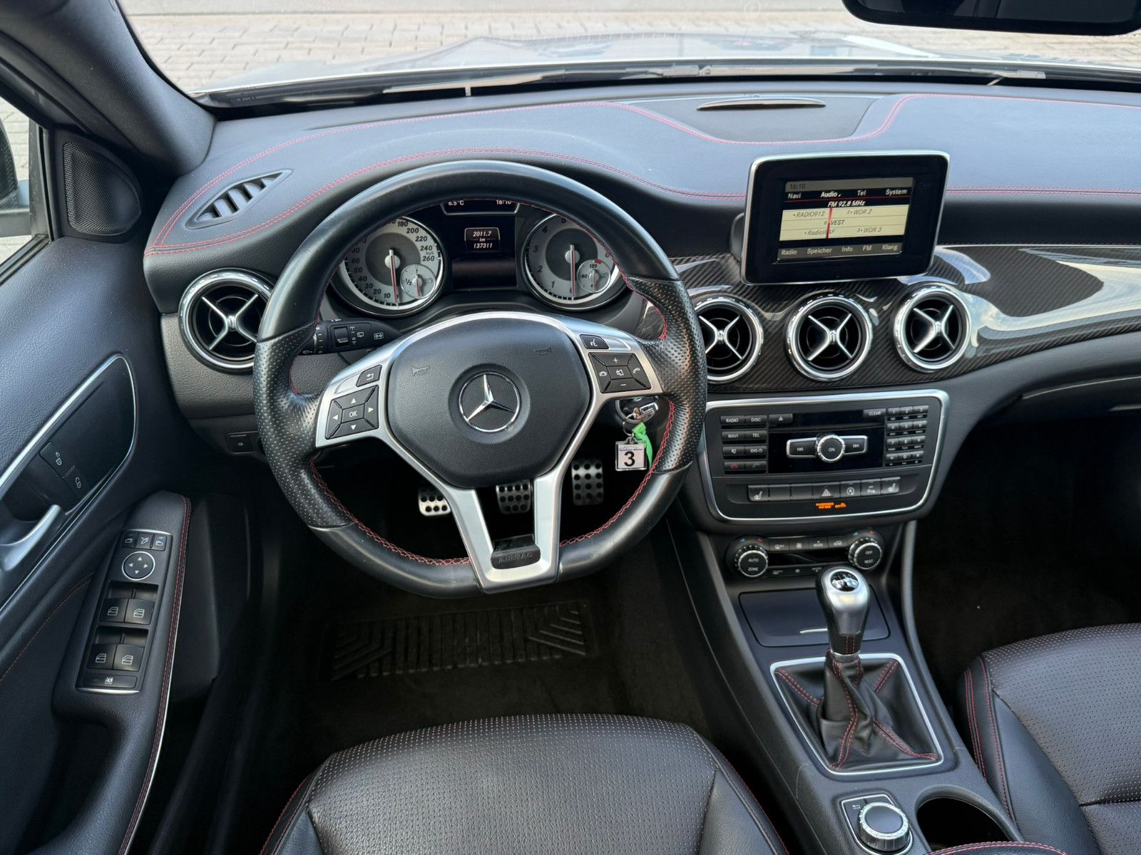 Fahrzeugabbildung Mercedes-Benz GLA 200 AMG Line PANO NAVI LEDER PDC WINTERRÄDER
