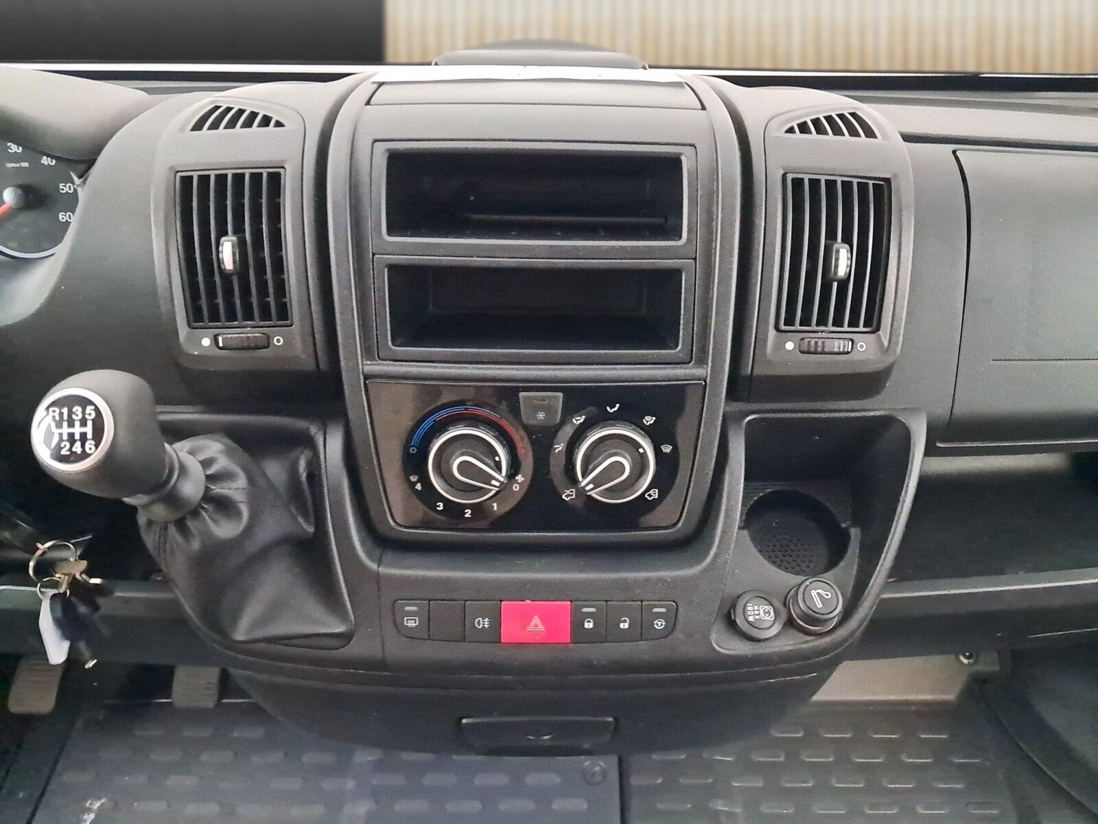 Fahrzeugabbildung HYMER / ERIBA / HYMERCAR Compact 404 Markise,Fahrradträger