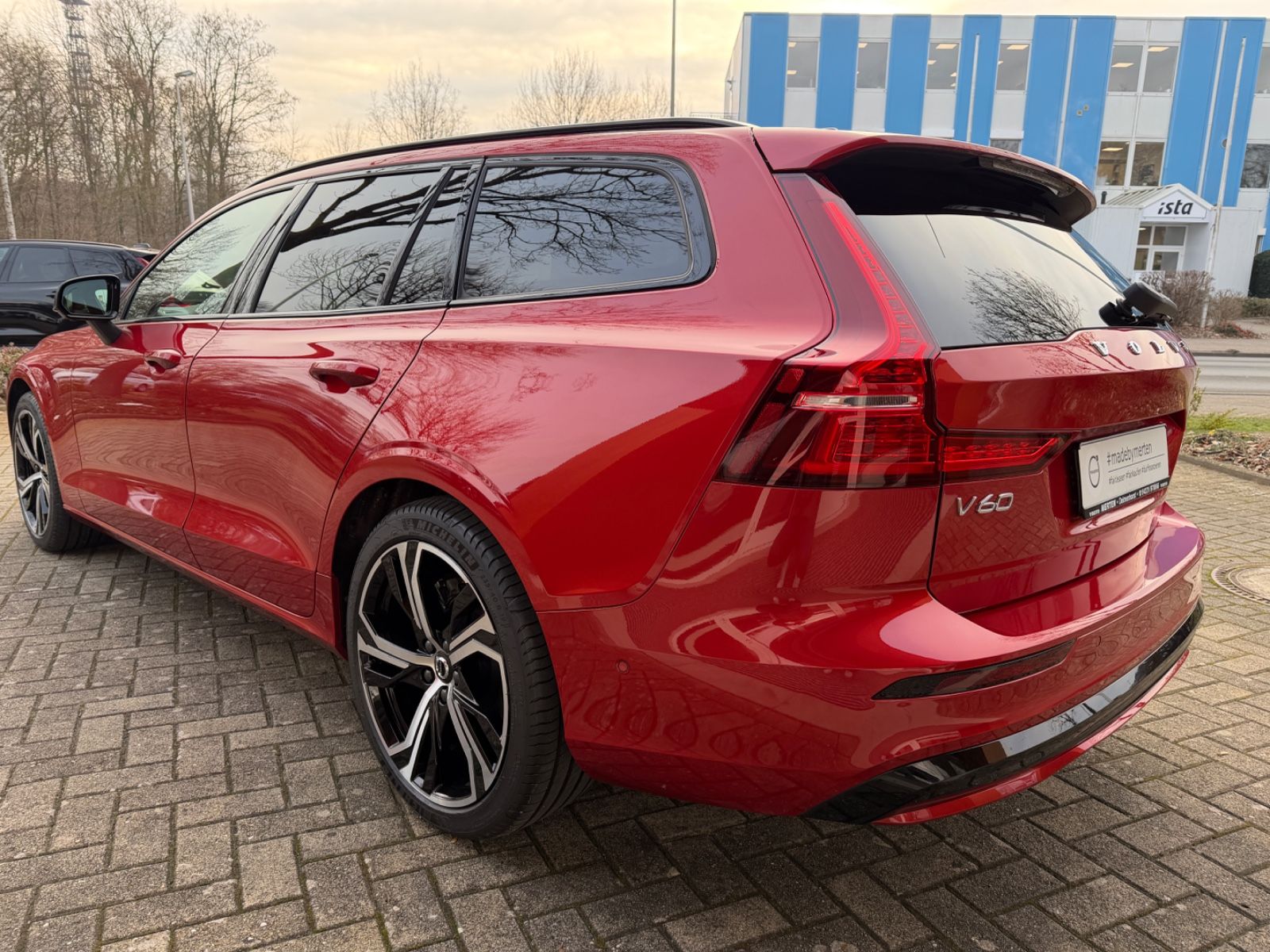 Volvo V60 B4 FWD Plus Dark #volvo #madebymerten foto 4