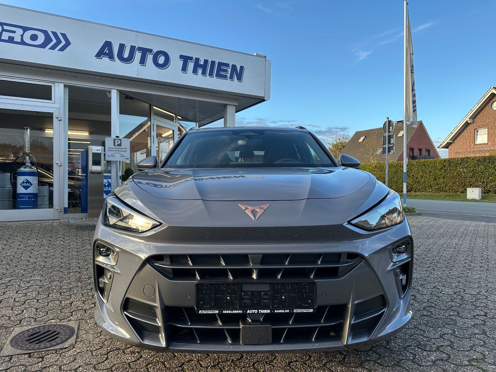 Fahrzeugabbildung CUPRA Terramar 1.5 eTSI DSG Navi/Pano/ACC/LED/AHK/GJR