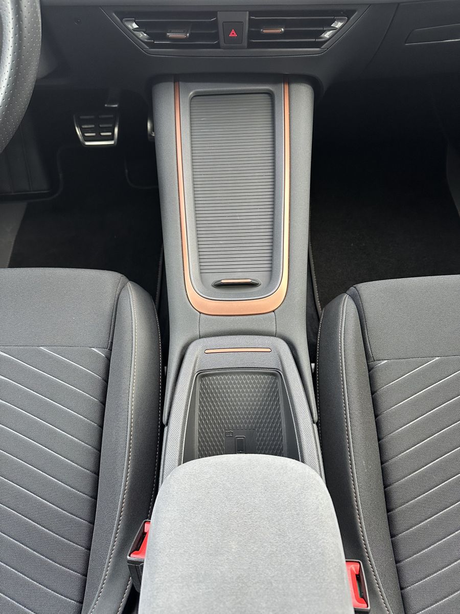 Fahrzeugabbildung CUPRA Born NAV+LED+V-COCKPIT+1HD+18ZOLL+PP+TEMPOMAT