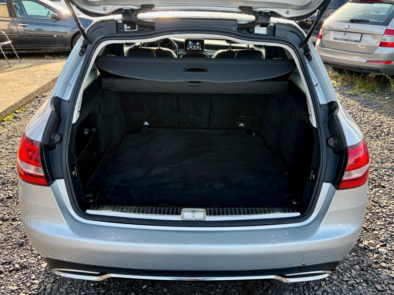 Fahrzeugabbildung Mercedes-Benz C 200 T AVANTGARDE Navi Leder SPORTSITZE PDC 2HD