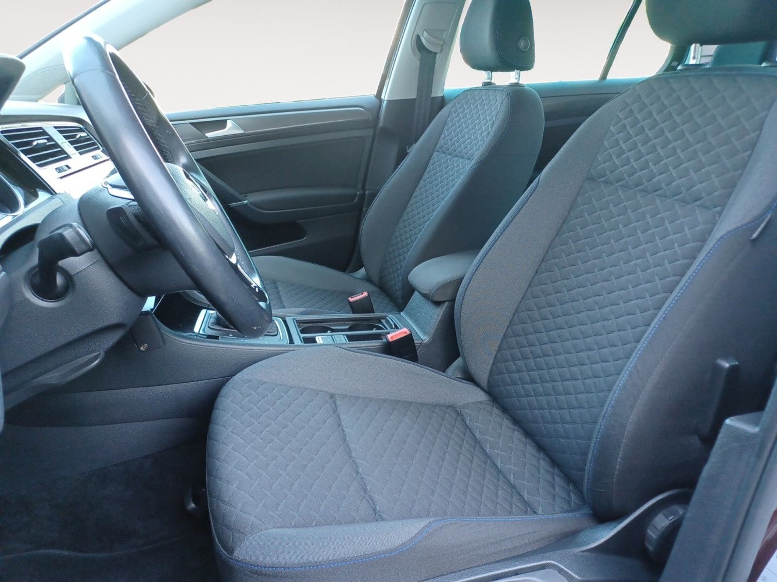 Fahrzeugabbildung Volkswagen Golf 1.0 TSI DSG Join ACC, Navi, Shzg, Climatr.