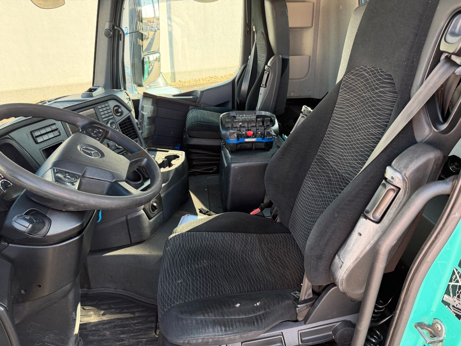 Fahrzeugabbildung Mercedes-Benz Arocs 3251K 8x4 AMTEC Thermokipper +Sprider M25E