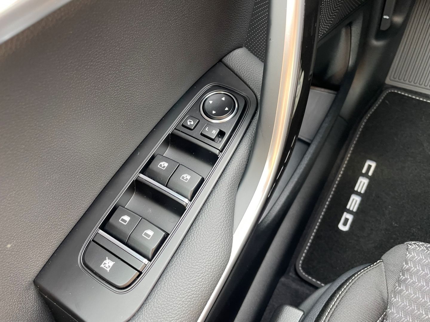 Fahrzeugabbildung Kia Ceed_sw Ultima LED totWinkAss Kamera SHZ PDC