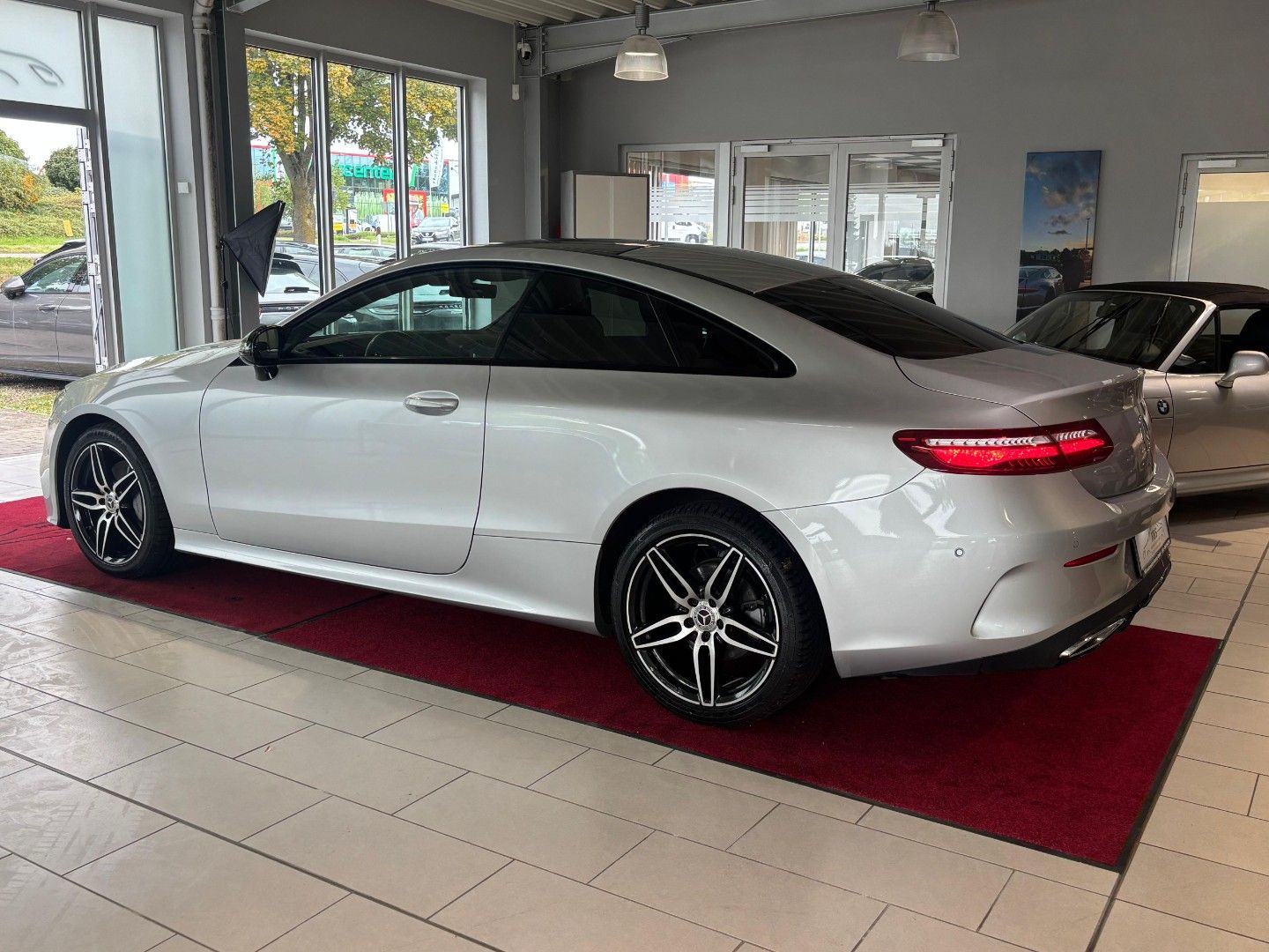 Mercedes-Benz E 220 d 4Matic COUPÉ AMG-LINE *PANO/KAMERA* imagem 3