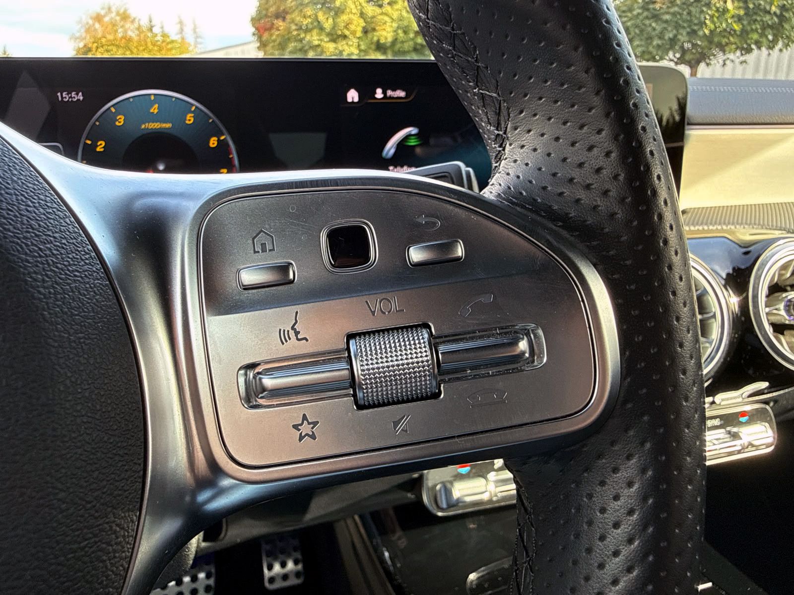 Fahrzeugabbildung Mercedes-Benz A250 4Matic Advanced AMG-Line HUD 360° ACC AMBI