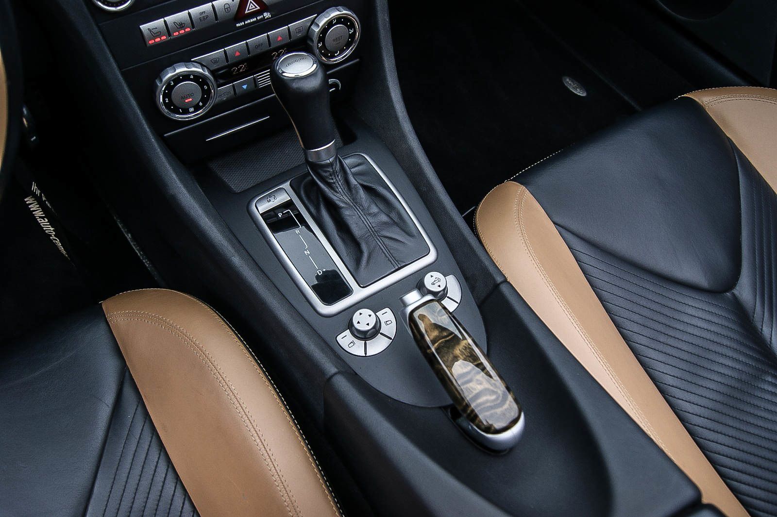 Fahrzeugabbildung Mercedes-Benz SLK 200 K Aut. DESIGNO LEDER XENON NAVI AIRSCARF
