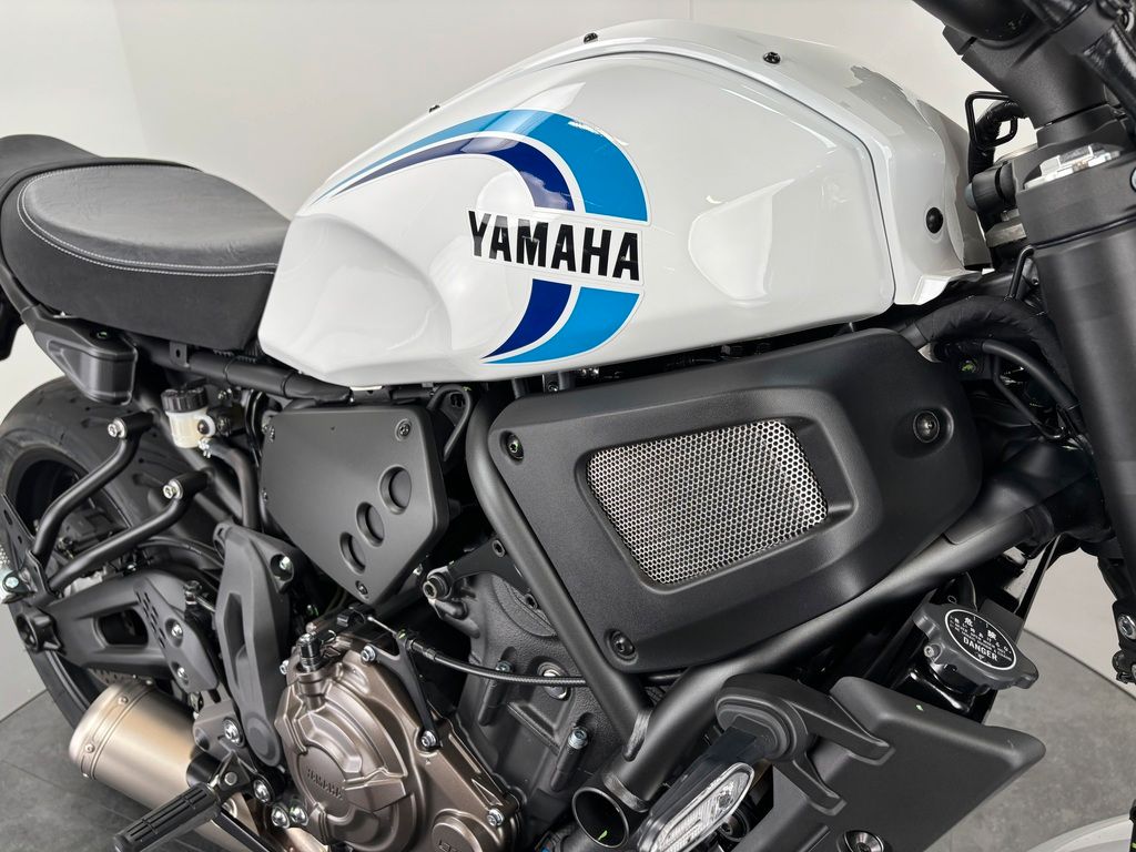Fahrzeugabbildung Yamaha XSR 700 *SERVICE NEU *1. HAND *SCHECKHEFT
