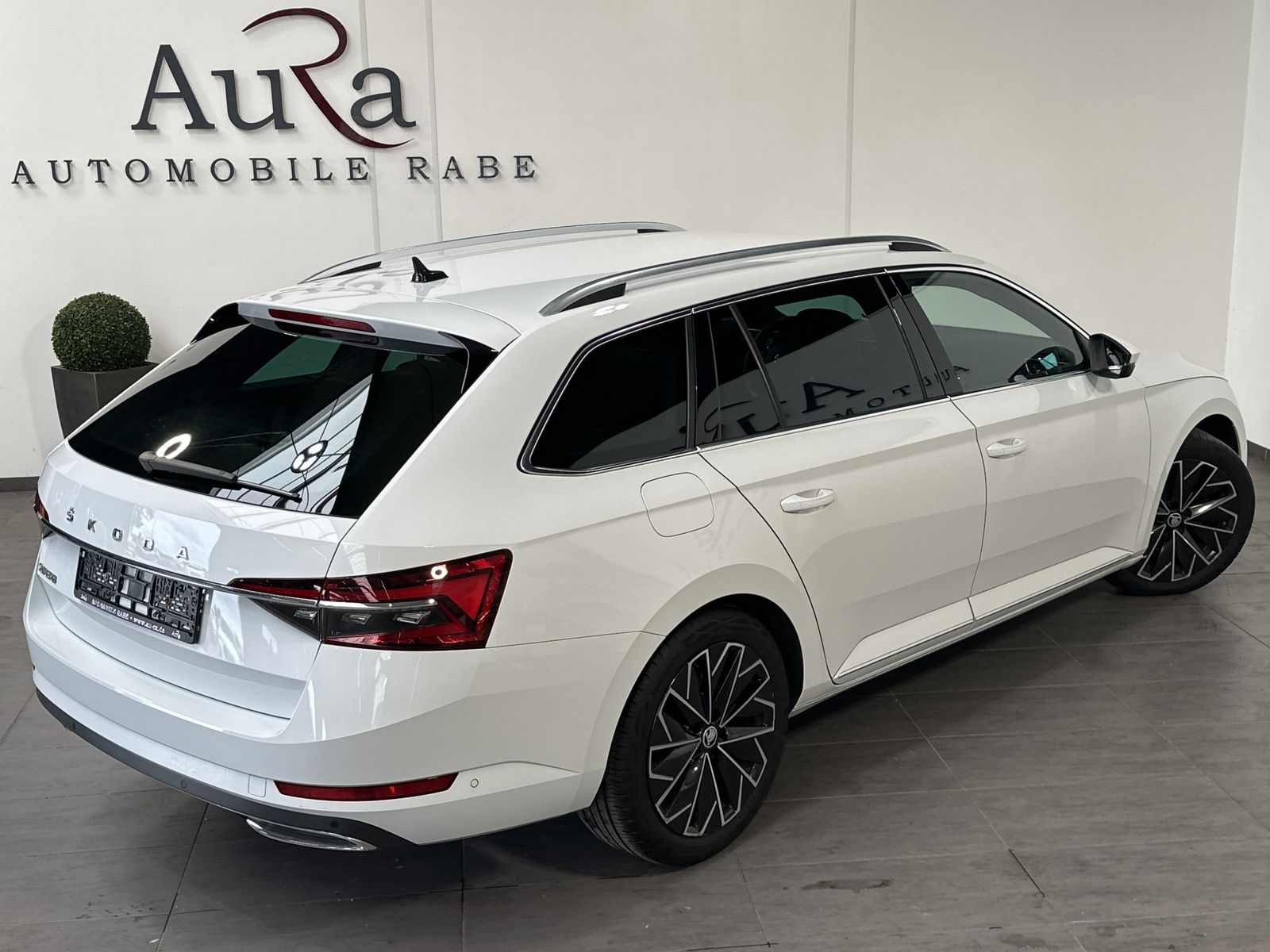 Fahrzeugabbildung SKODA Superb Combi L&K NAV+LED+360°+AHK+MEMORY+18ZO+VC
