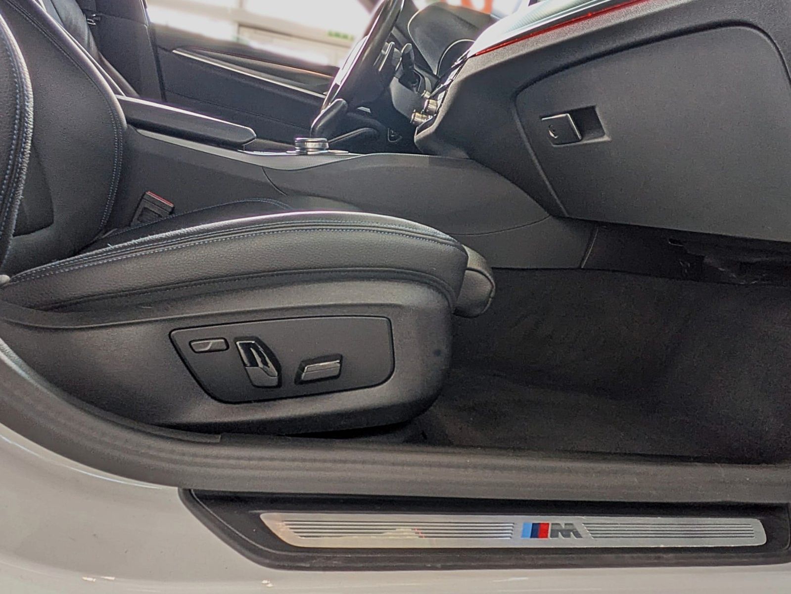 Fahrzeugabbildung BMW 530e M SPORT VIRTUAL HUD NAVI LASER LEDER AHK