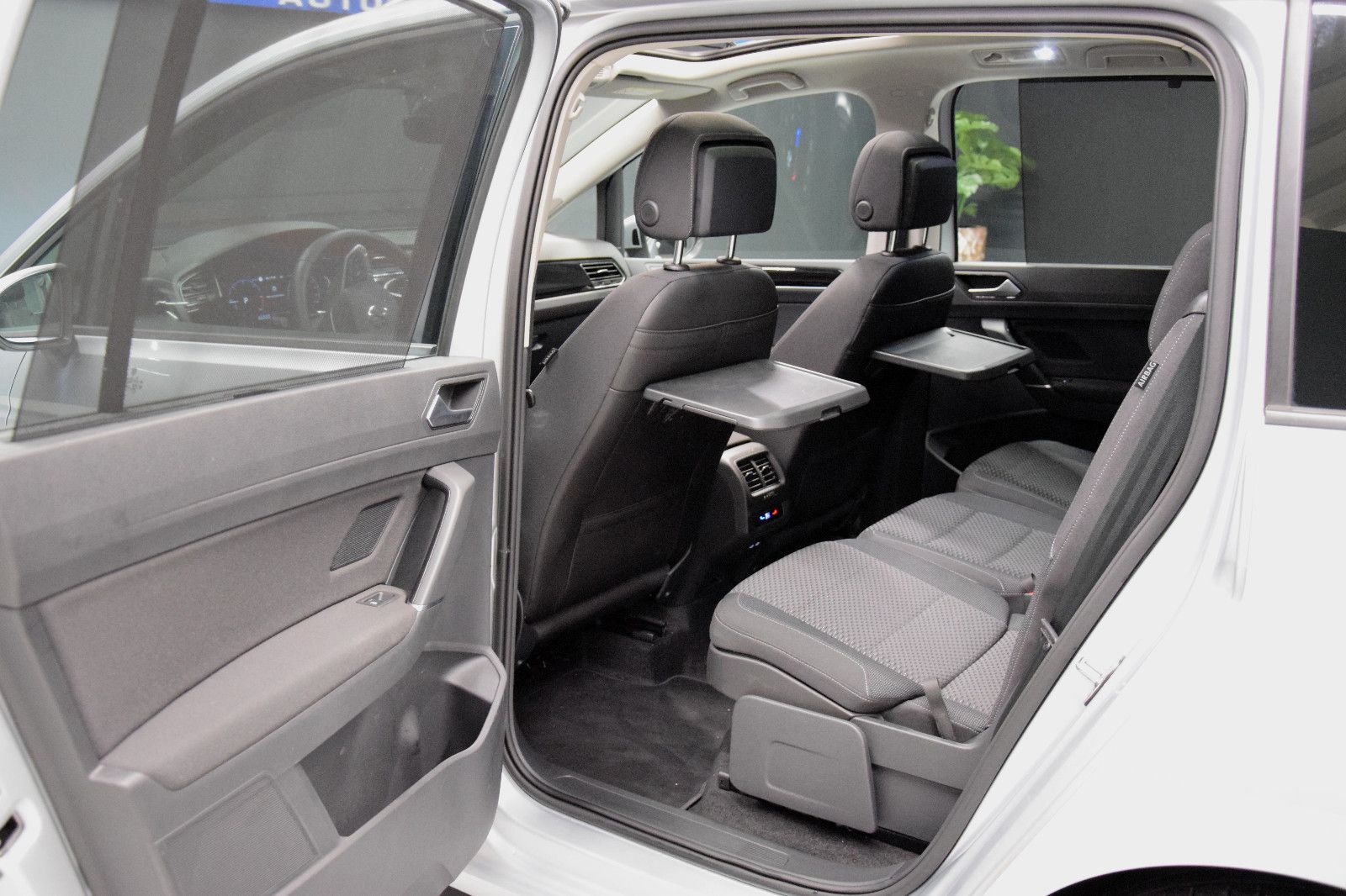 Fahrzeugabbildung Volkswagen Touran Comfortline DSG EasyOpen 7-Sitze ACC Pano