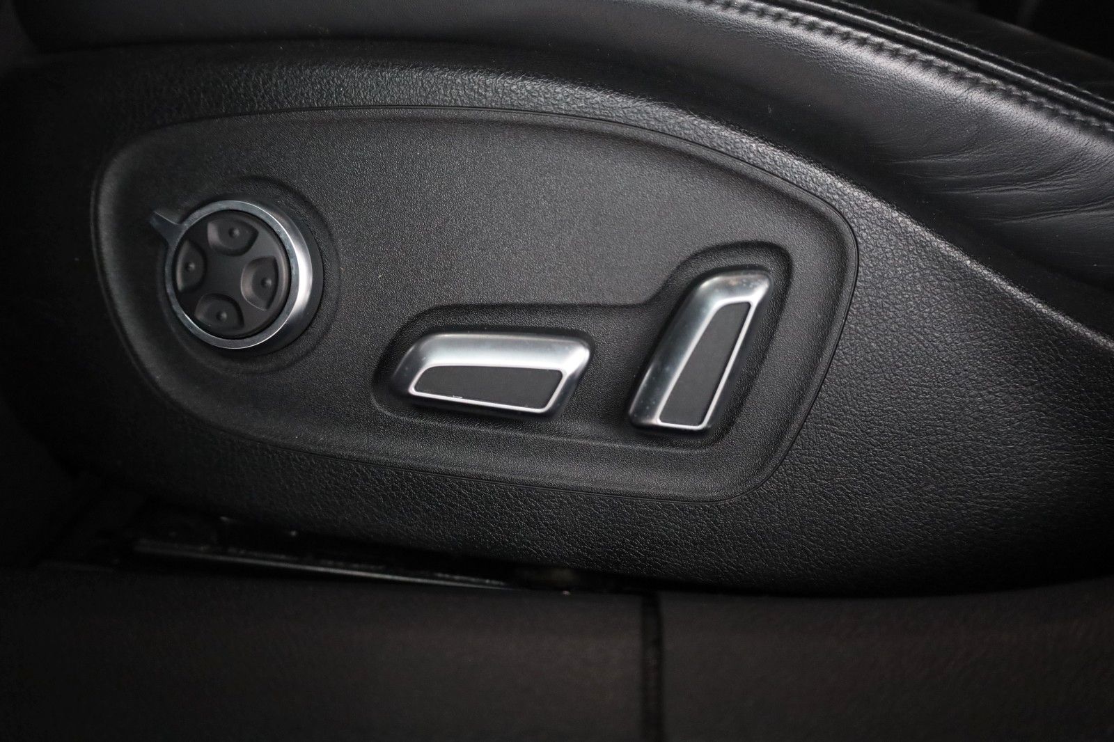 Fahrzeugabbildung Audi S6 Avant 4.0 TFSI *Panorama*Memory*K-Entry