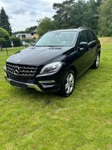 Mercedes-Benz ML 250 BlueTEC 4MATIC - - schwarze Mercedes-Benz ML 250